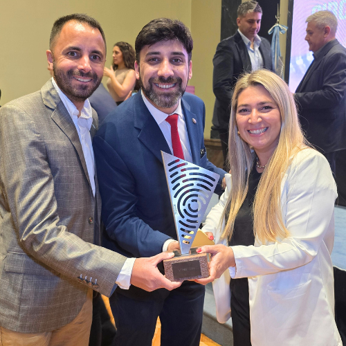 Entrega de trofeo del Premio Economía Circular IAC a organización ganadora